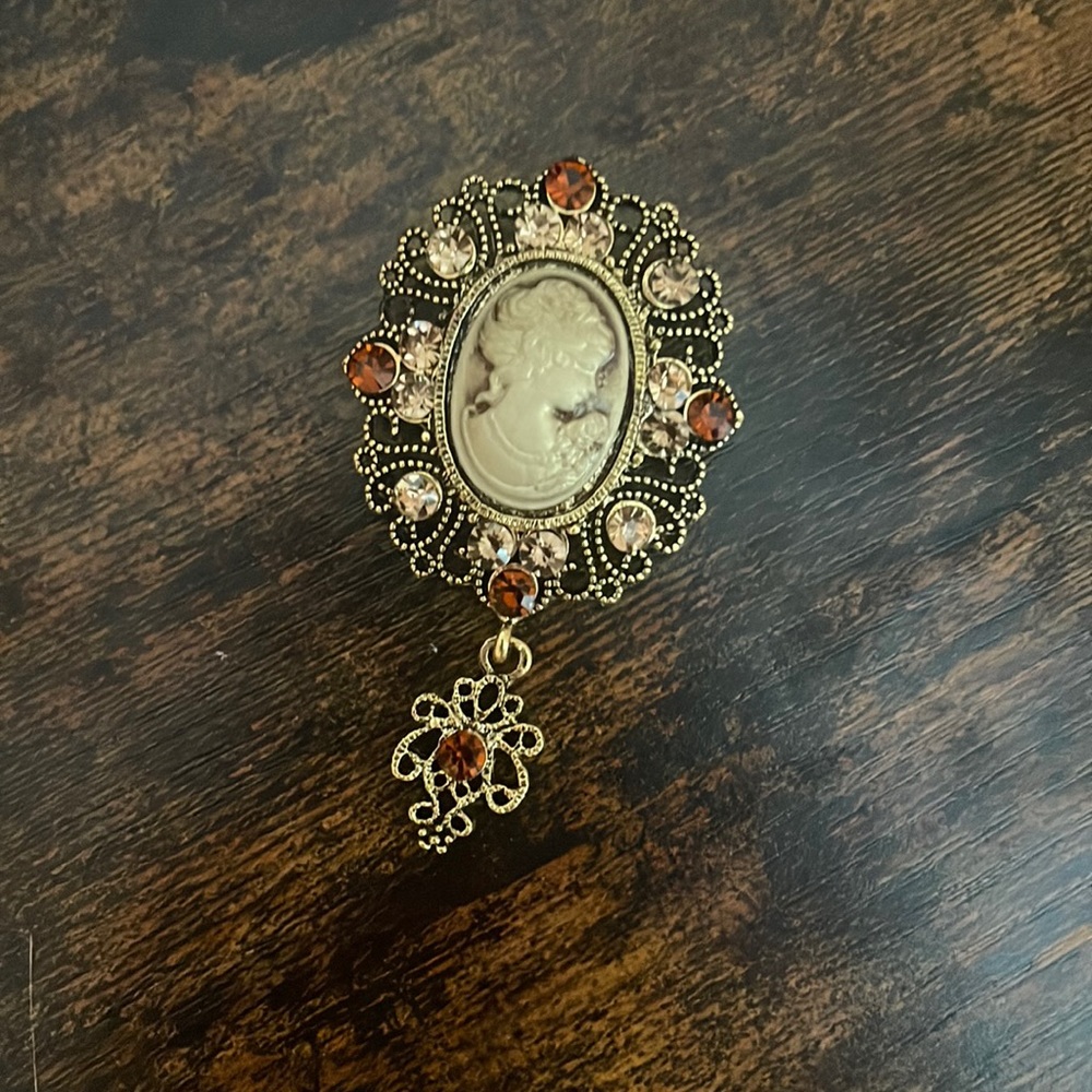 Cameo broach